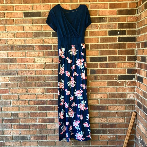 Beautiful Navy Maxie dress with large roses. - Picture 1 of 8